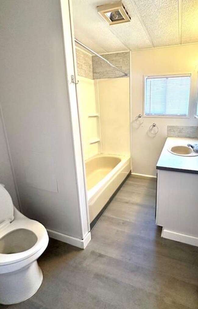 Photo - 62 Erickson Ave Unidad A