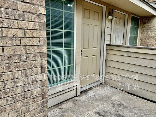 Photo - 2415 Oak Manor Unit #B