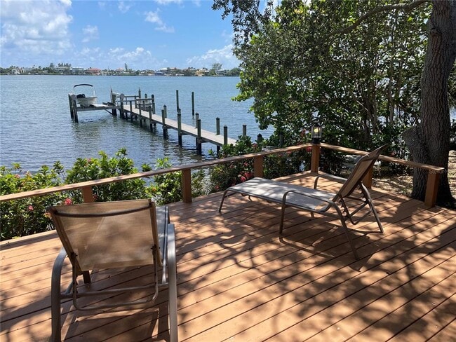 Photo - 421 Waterside Ln