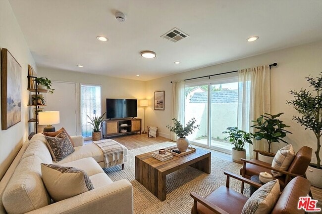 Building Photo - 126 Casuda Canyon Dr Unit D