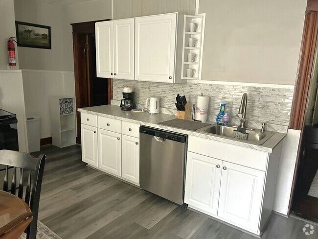 Building Photo - 41 Burbank St Unit 2R Rental