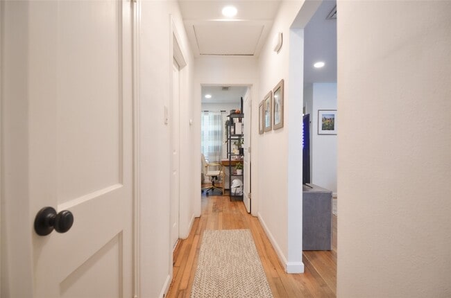 Building Photo - 219 W 30th St