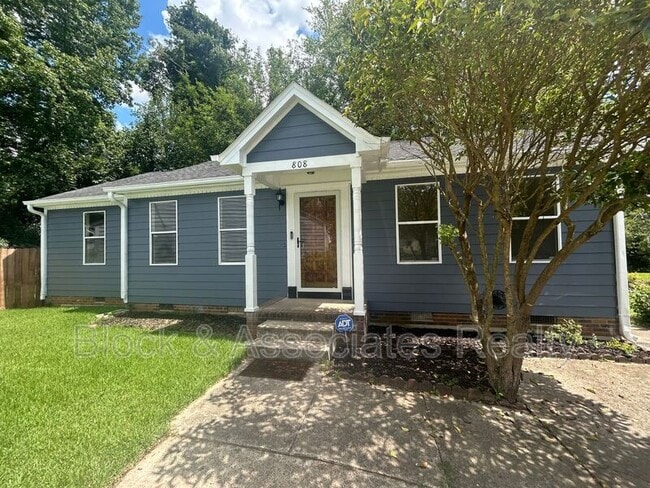 Building Photo - 808 Circle Dr
