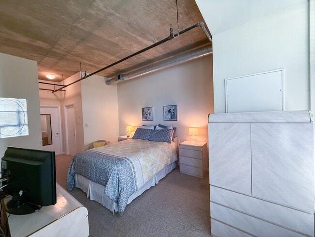 Open area bedroom - 1300 N St NW Unit 318