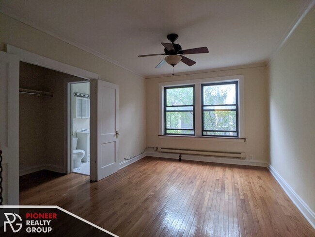 Building Photo - 4542 N Damen Ave