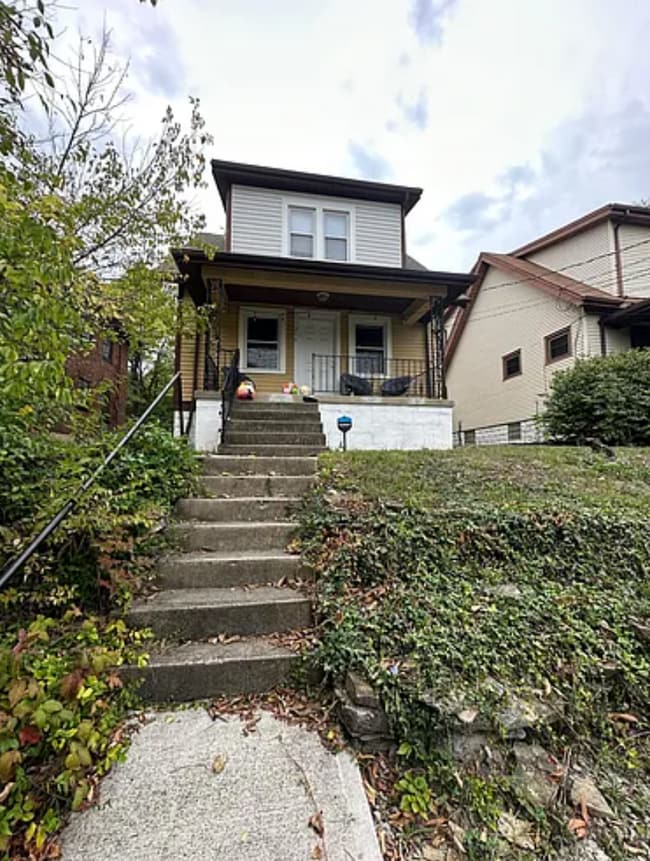 Building Photo - 2 Bedroom House Available Next to UC Campus