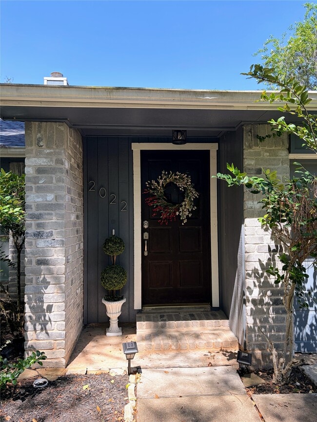 Photo - 2022 Creek Valley Ln