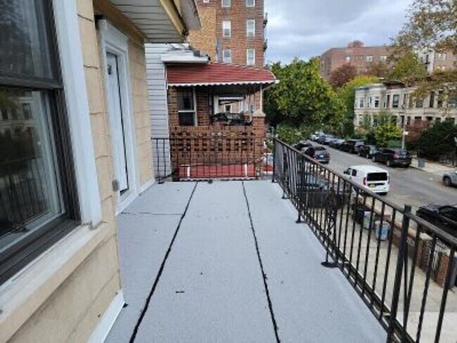 Photo - 312 E 5th St