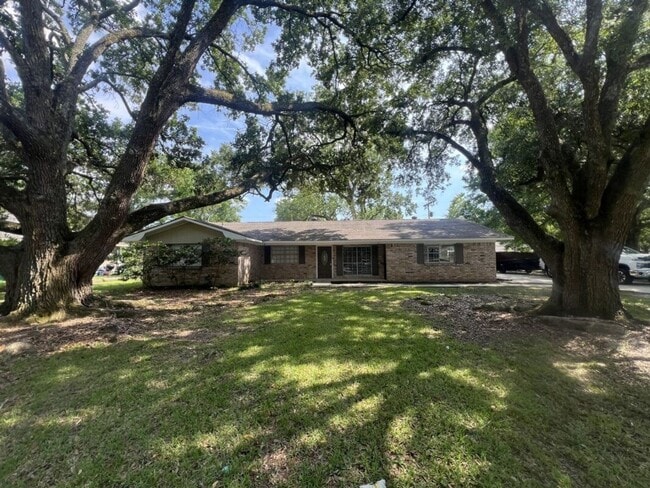 Building Photo - Charming 3 Bedroom Home in a Prime Zachary Location & School District!