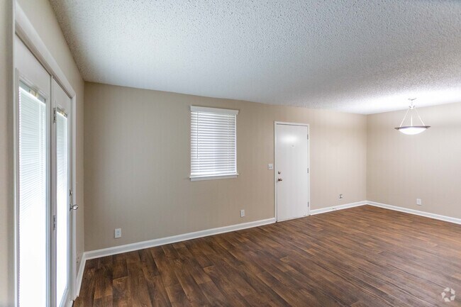 2BR , 1,5BA - 917SF