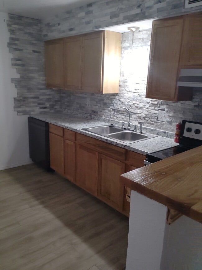 Building Photo - 932 Chelwood Park Blvd NE Unit 932 chelwood park blvd ne
