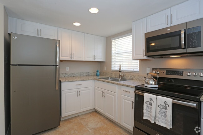 1BR, 1BA - 685 SF - Kitchen