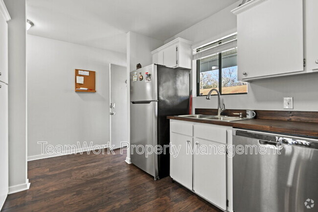 Building Photo - 2741 Jobee Dr Unit Apt 5