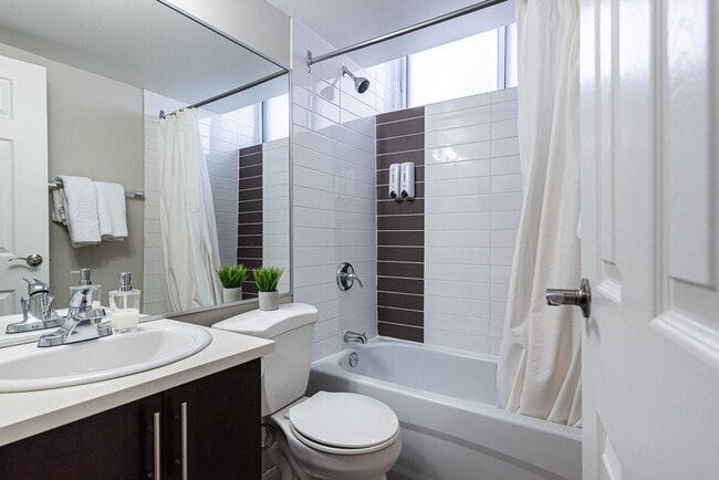 Photo - 1272 Rue Redpath-Crescent Unit SI ID1261801P