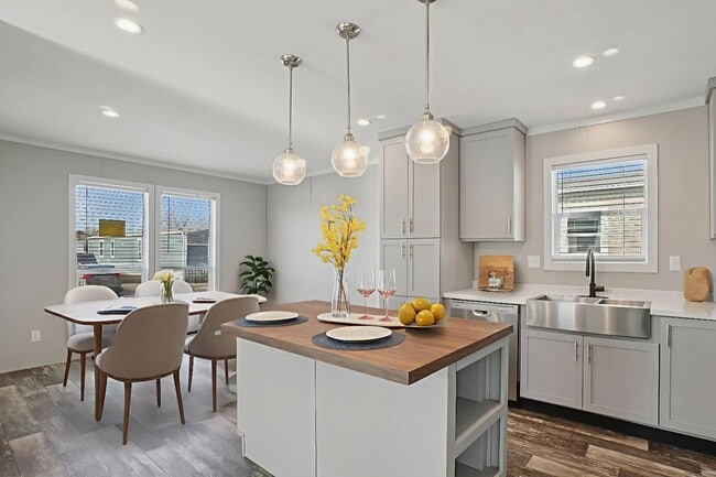 Photo - 1605 American Dr