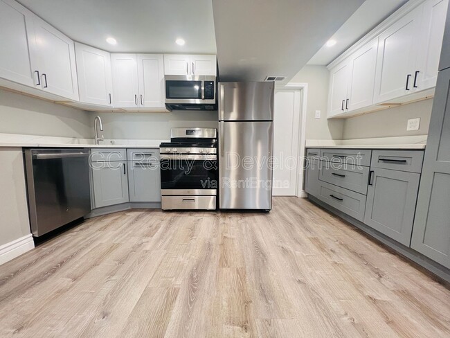 Photo - 6316 N Rockwell St Unit G