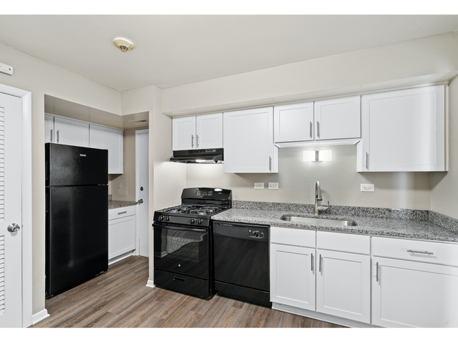 Large Kitchen Area | Apartments for Rent in Woodridge, Illinois | The Townhomes at Highcrest
