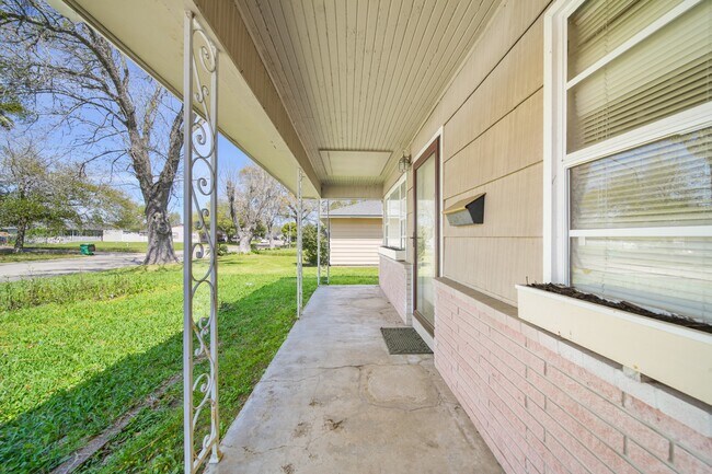 Photo - 602 N Circle Dr