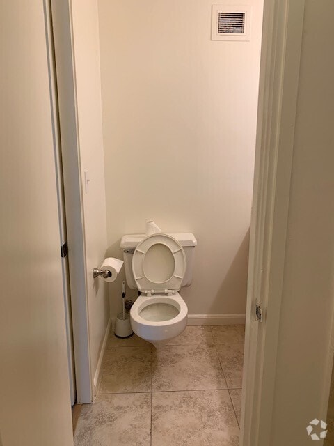 Building Photo - Waikiki Twin Towers - Great location in he... Unit B-43 Rental