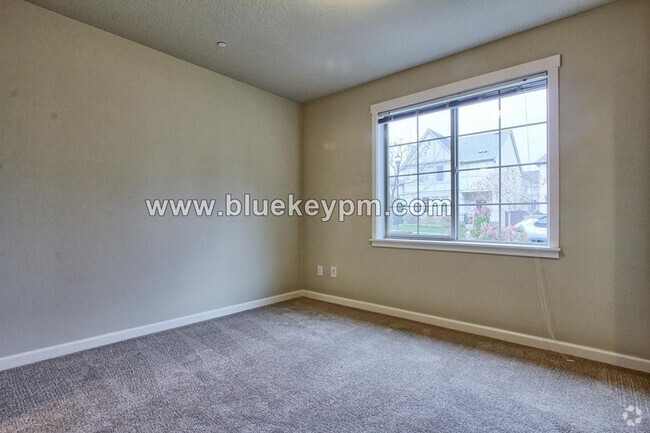 Building Photo - 2 Bed, 2.5 Baths Tri-Level Townhome with O...