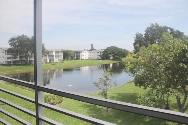 Building Photo - 454 Fanshaw K