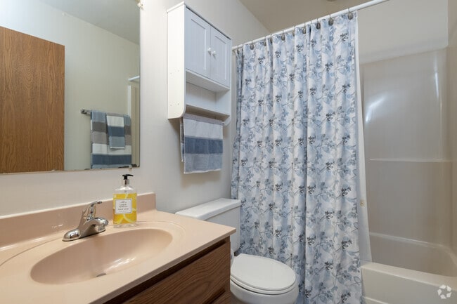 2 BR + DEN, 2 BA - 1,102SF