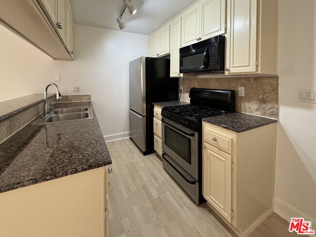 Building Photo - 7035 Woodley Ave Unit 218 Rental