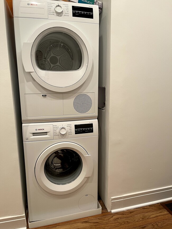 Washer/Dryer - 2216 W Belmont Ave