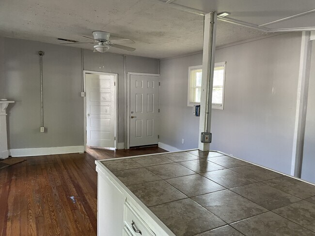 Photo - 762 Charles Ave