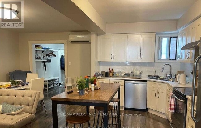 Photo - 1074 Bloor St W