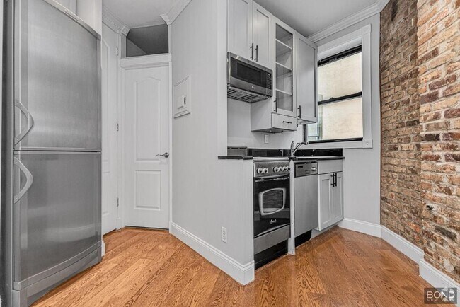 Building Photo - 232 Elizabeth St Unit 5C Rental