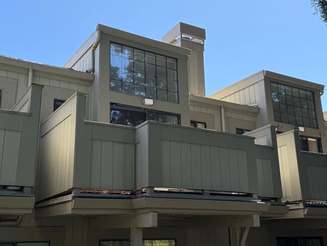 Building Photo - SPACIOUS TWO BED / TWO BATH UPPER-LEVEL CO... Rental