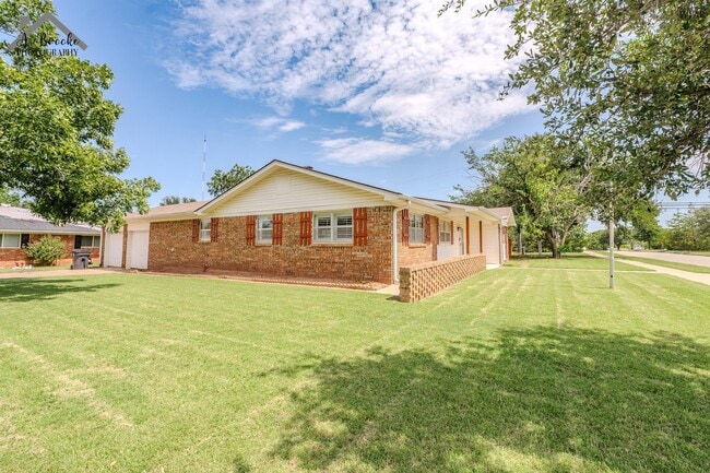 Photo - 1901 Tanglewood Blvd