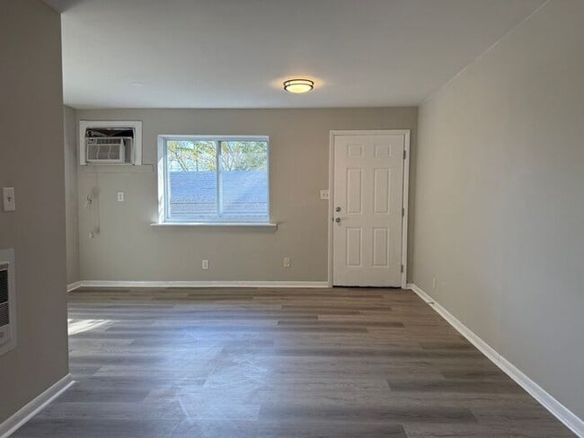 Photo - Renovated Duplex in Woodbine - Washer and ...