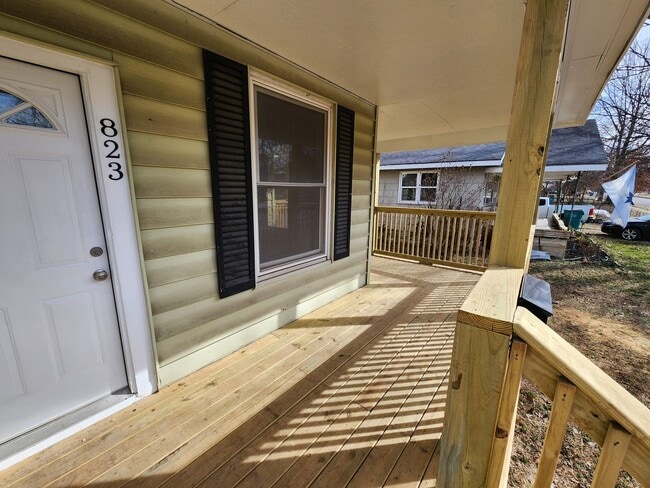 823 W Central St