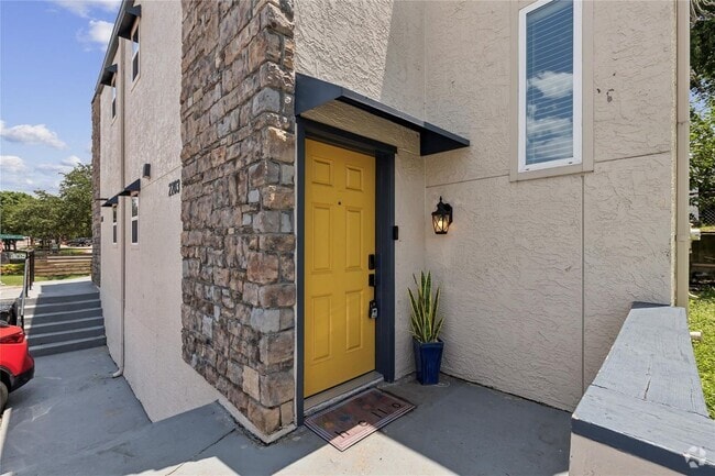 Building Photo - DAZZLING DUPLEX IN FORT WORTH! Rental