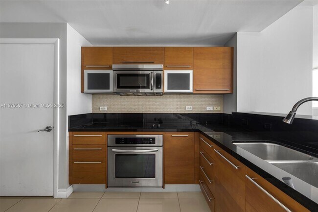 Photo - 253 NE 2nd St Unidad 3309 + DEN