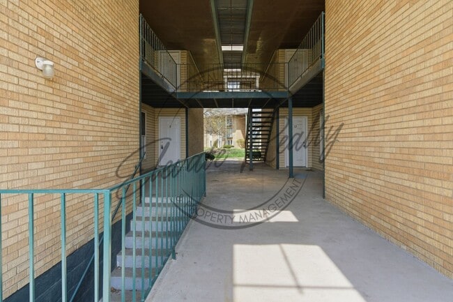 Photo - SPRING SPECIAL!! FIRST MONTH FREE on this ONE Bedroom Condo, First Floor, across from Madison Park! Unidad A-08