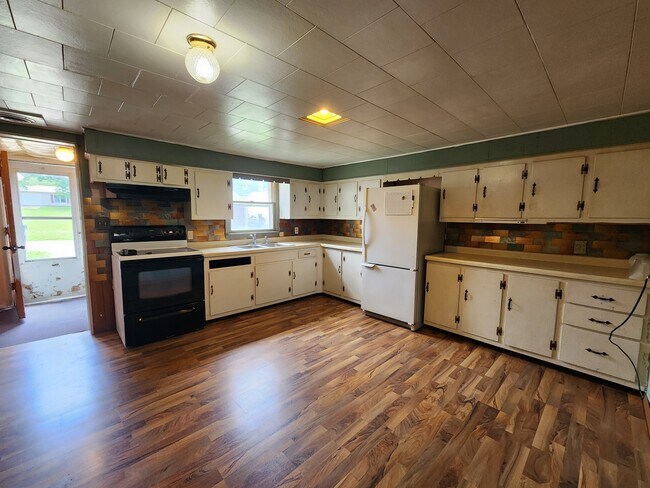 Building Photo - 816 5th Ave NE