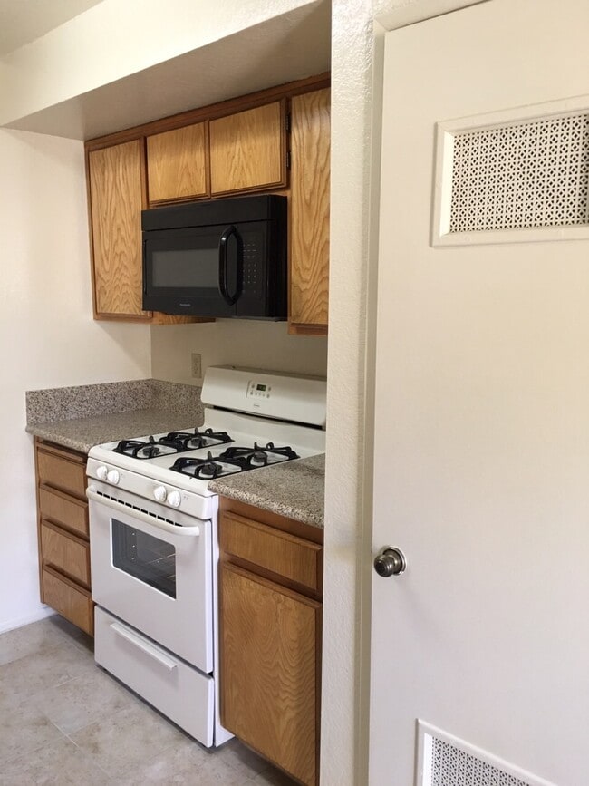 Photo - 472 S El Molino Ave Unidad #10