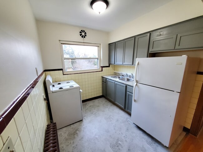Building Photo - 3358 boudinot ave Unit 4