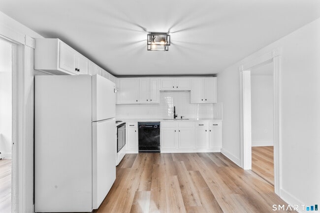 Building Photo - 30 Anthony St Unit I