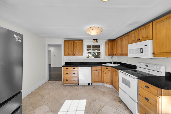 Photo - 945 Glastonbury Turnpike