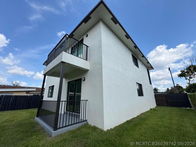 Photo - 400 NE 30th St