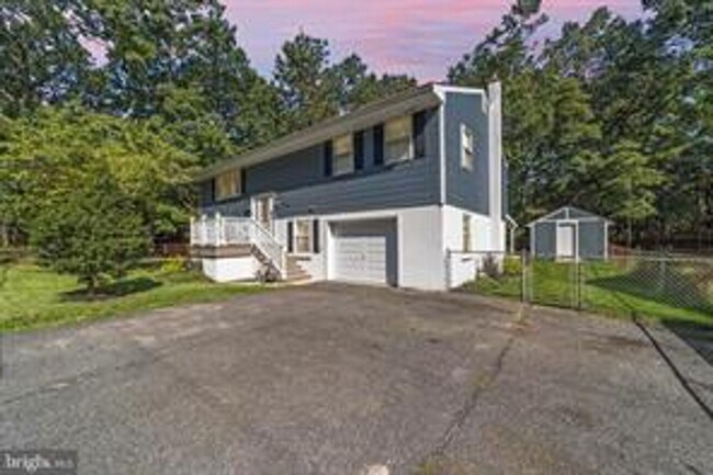 Photo - Modern 4 bedroom with fenced backyard House