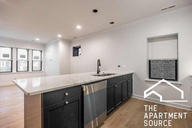 Building Photo - 3708 N Sawyer Ave Unit 1