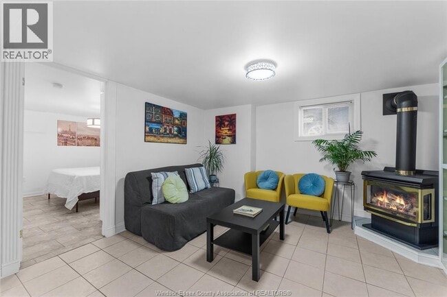 Photo - 1229 Chilver Rd