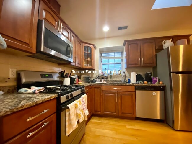 Photo - 207 Hillside St