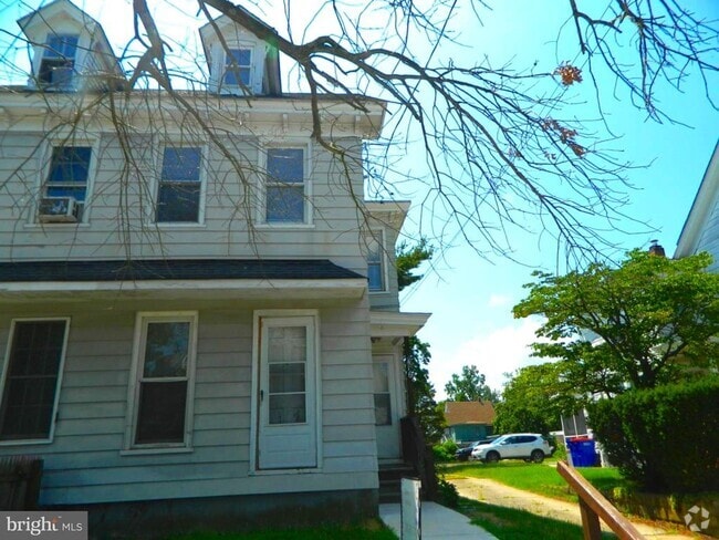 Building Photo - 416 N 5th St Rental