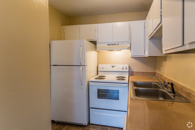 1 BR, 1 BR - 725 SF - Kitchen